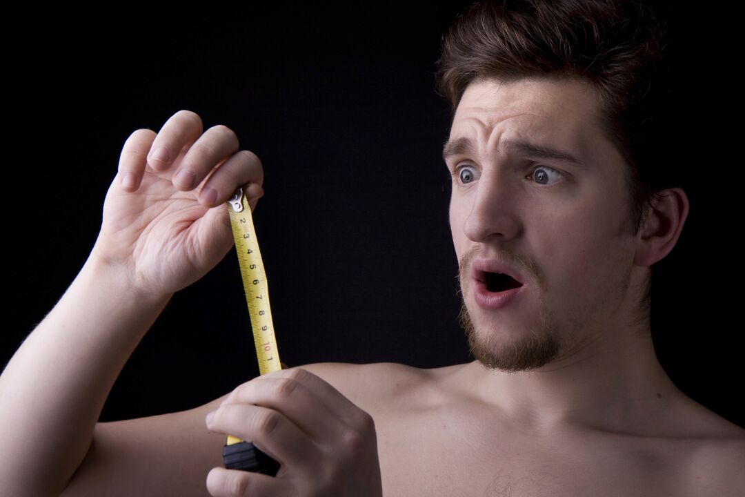 moški izmeril penis pred povečanjem