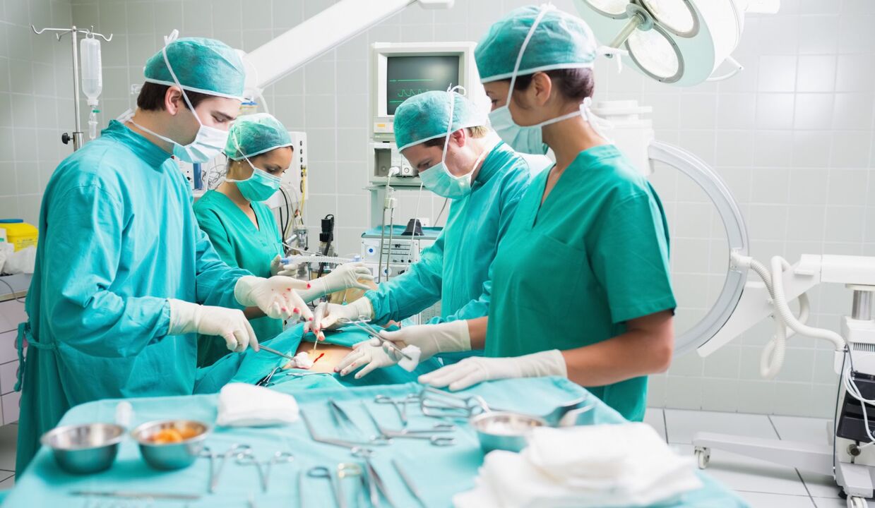 Kirurgi izvajajo operacijo povečanja moškega penisa